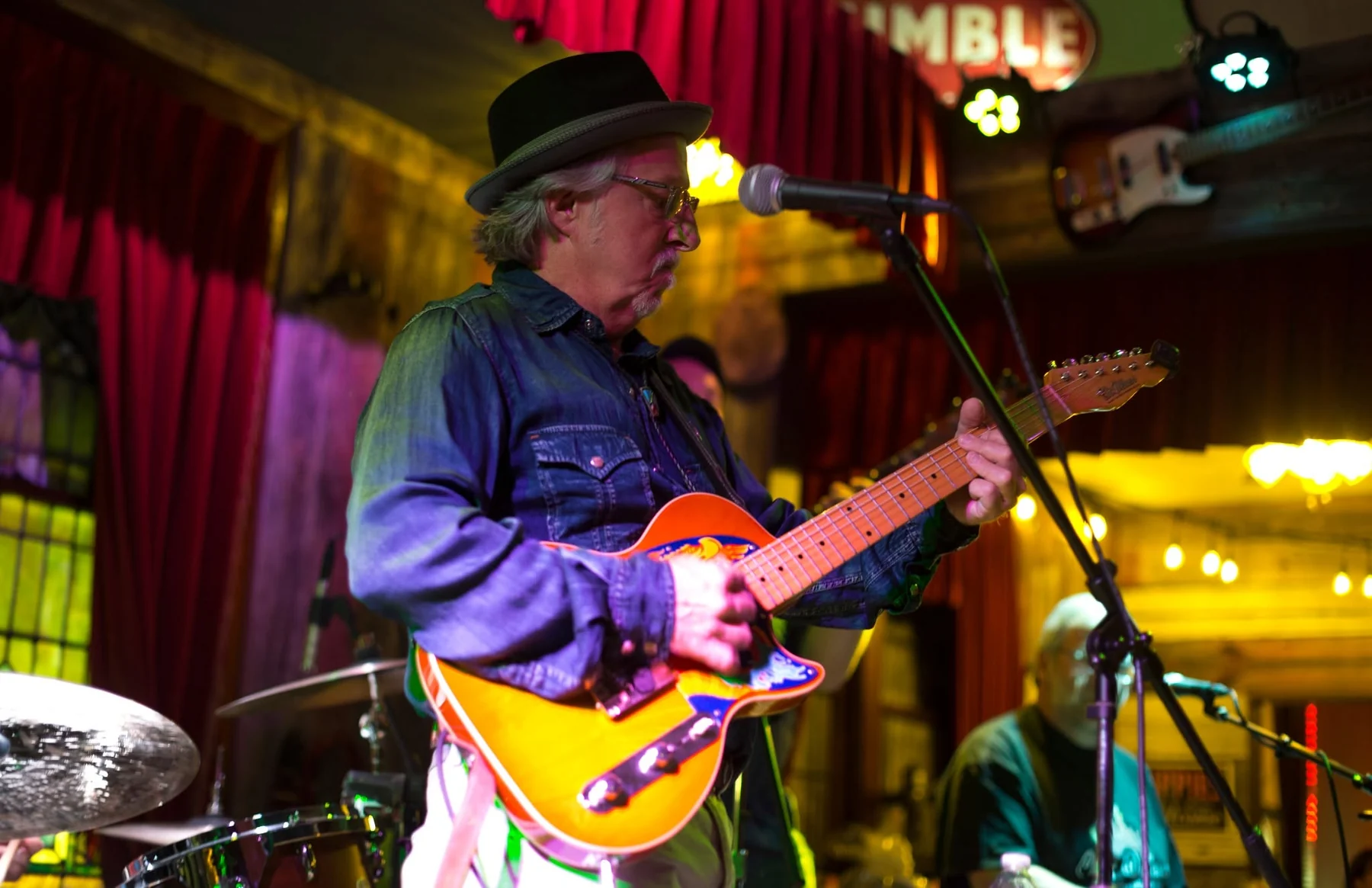 Greg Mebs performing with G. Miles and the Hitmen